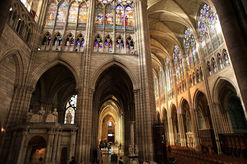 Готический интерьер аббатства Сен-Дени во Франции