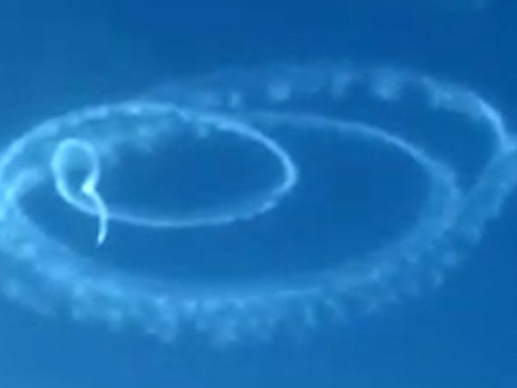 Южная аномалия. Странная спираль в небе. Странные круги в небе. Белая спираль в небе. На фото появились странные круги.