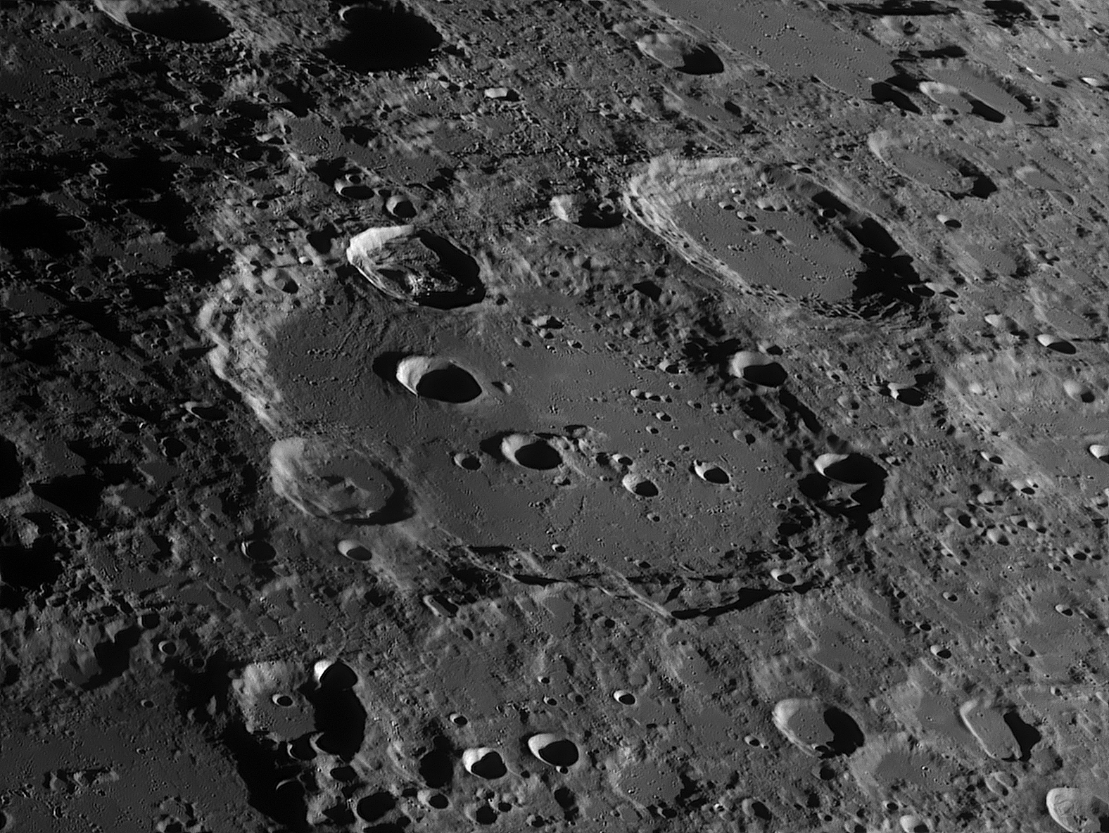 Moon states. Кратер Клавий. Поверхность Луны. Снимки поверхности Луны.
