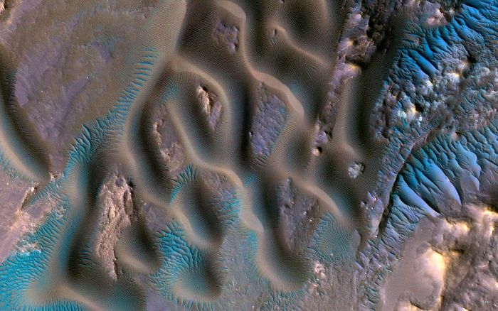 Потрясающие "голубые" волны на Марсе показывают, как дует ветер