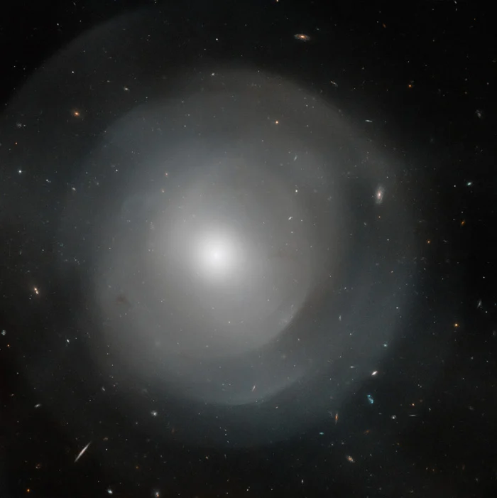 Хаббл смотрит сквозь загадочные оболочки этой гигантской эллиптической галактики