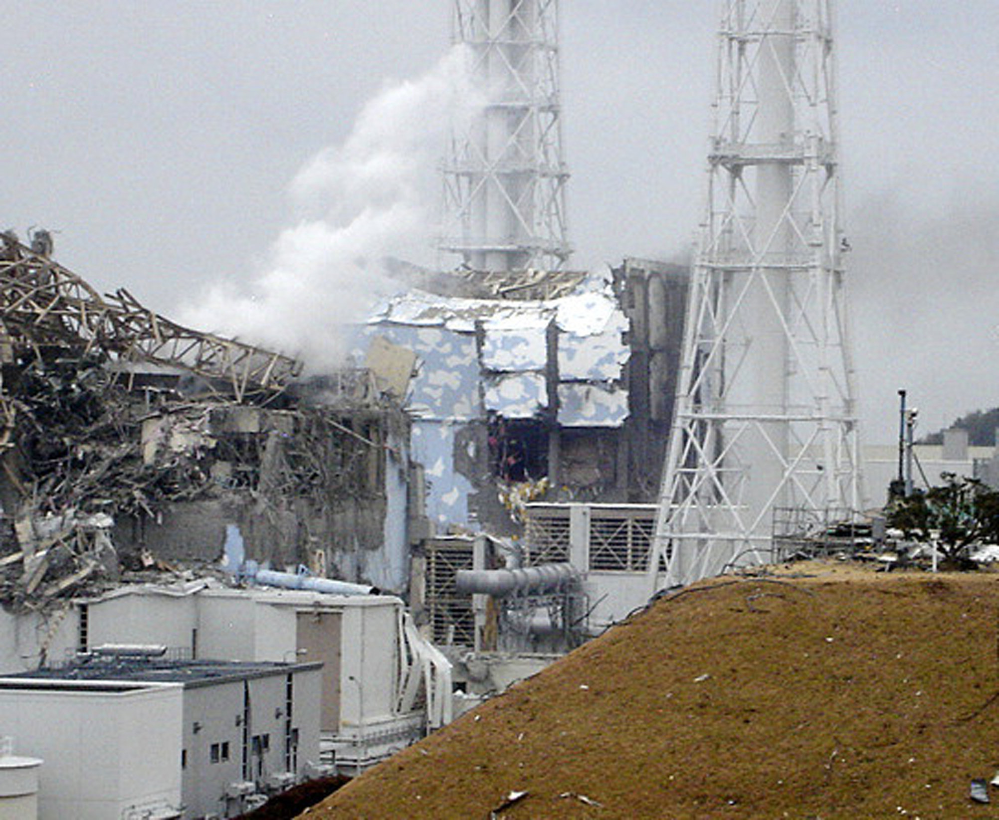 Аэс фукусима 1 2011. Авария на АЭС Фукусима. Авария на АЭС Фукусима-1 (Япония).. АЭС Фукусима-1 ЦУНАМИ. Фукусима 1 авария.