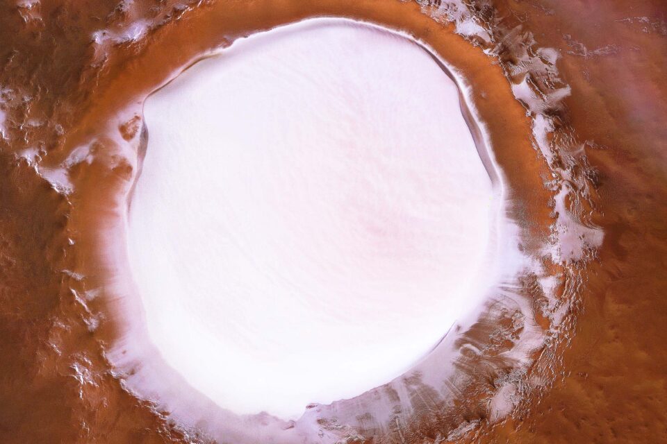 Замерзшая вода на Марсе. Лед на Марсе. Подземное озеро на Марсе. Криосфера Марса. Вода на поверхности марса