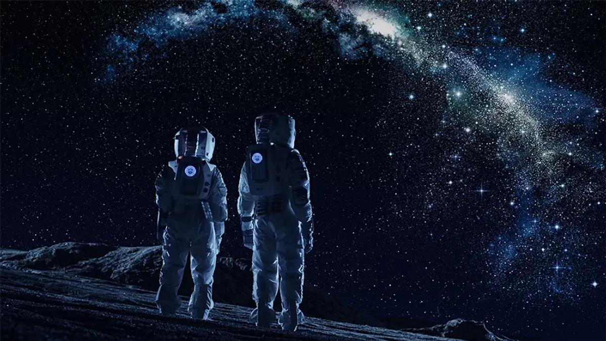 Spaceman 2024 трейлер. Космонавт в космосе. Два Космонавта. Два Космонавта в космосе. Человек в космосе.