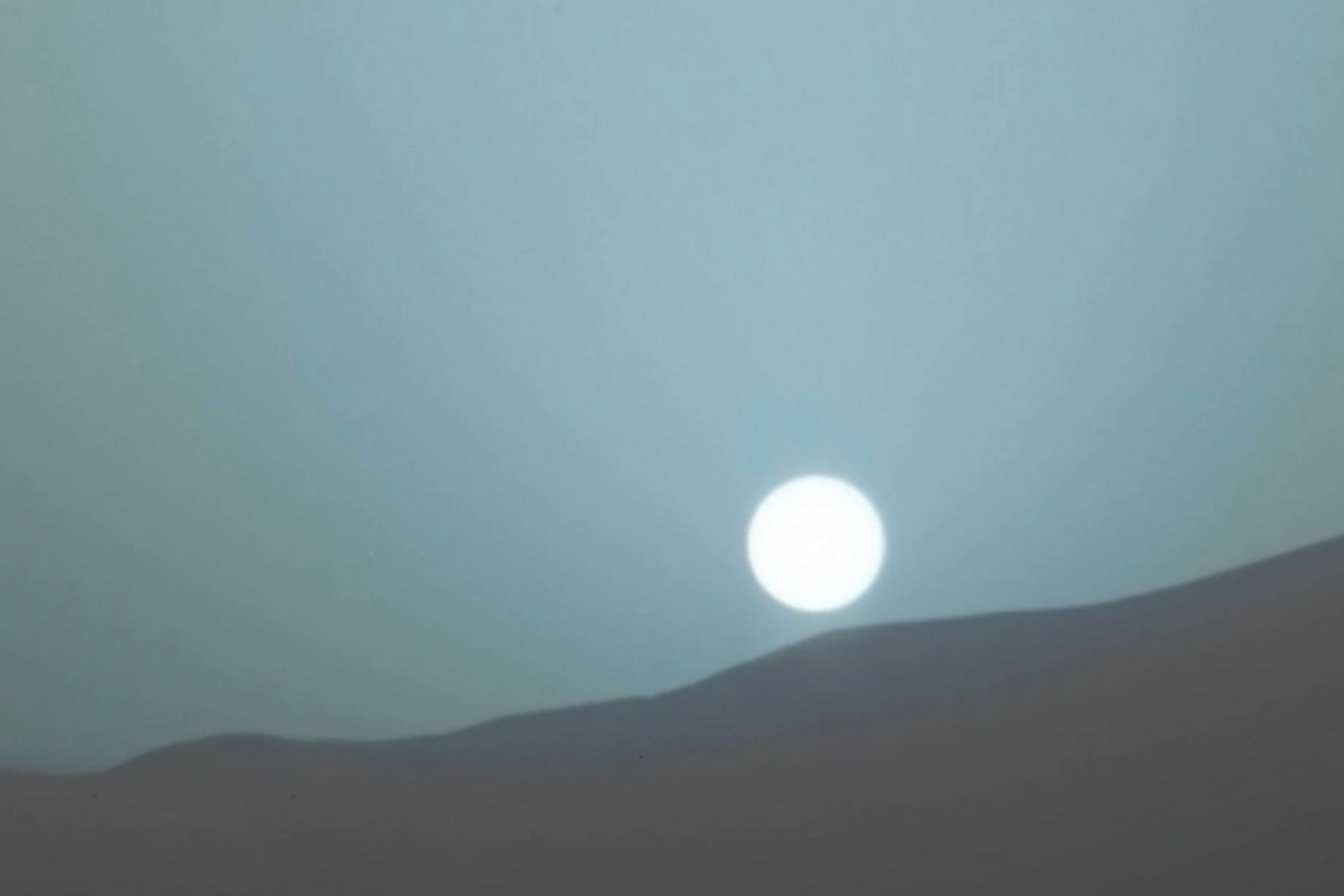 Какого цвета небо. Марс закат Кьюриосити. Закат на Марсе. Вид солнца с Марса. Синий закат на Марсе.