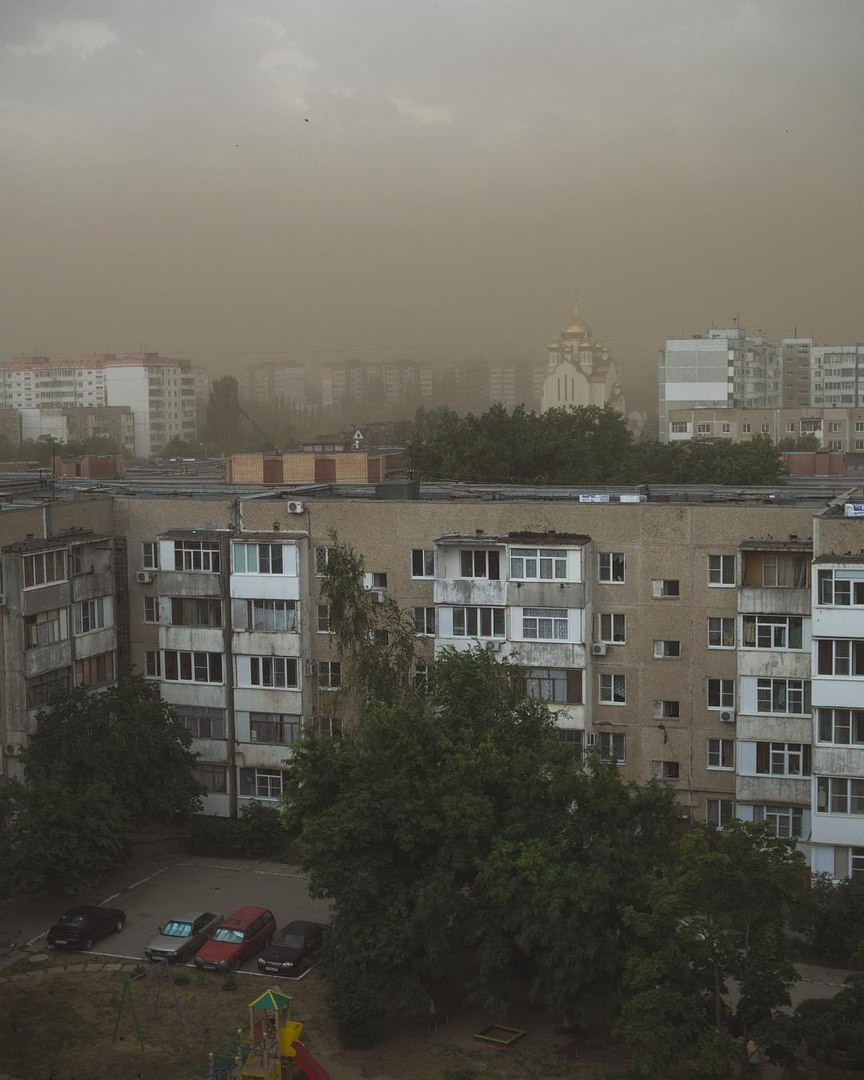 Буря в ростове на дону. Волгодонск пыльная буря. Волгодонск буря. Пылевая буря Ростов. Песчаная буря в Таганроге 2020.