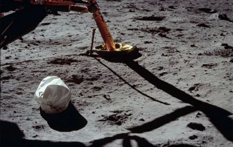 Следы на Луне отличаются от подошв ботинок американских астронавтов