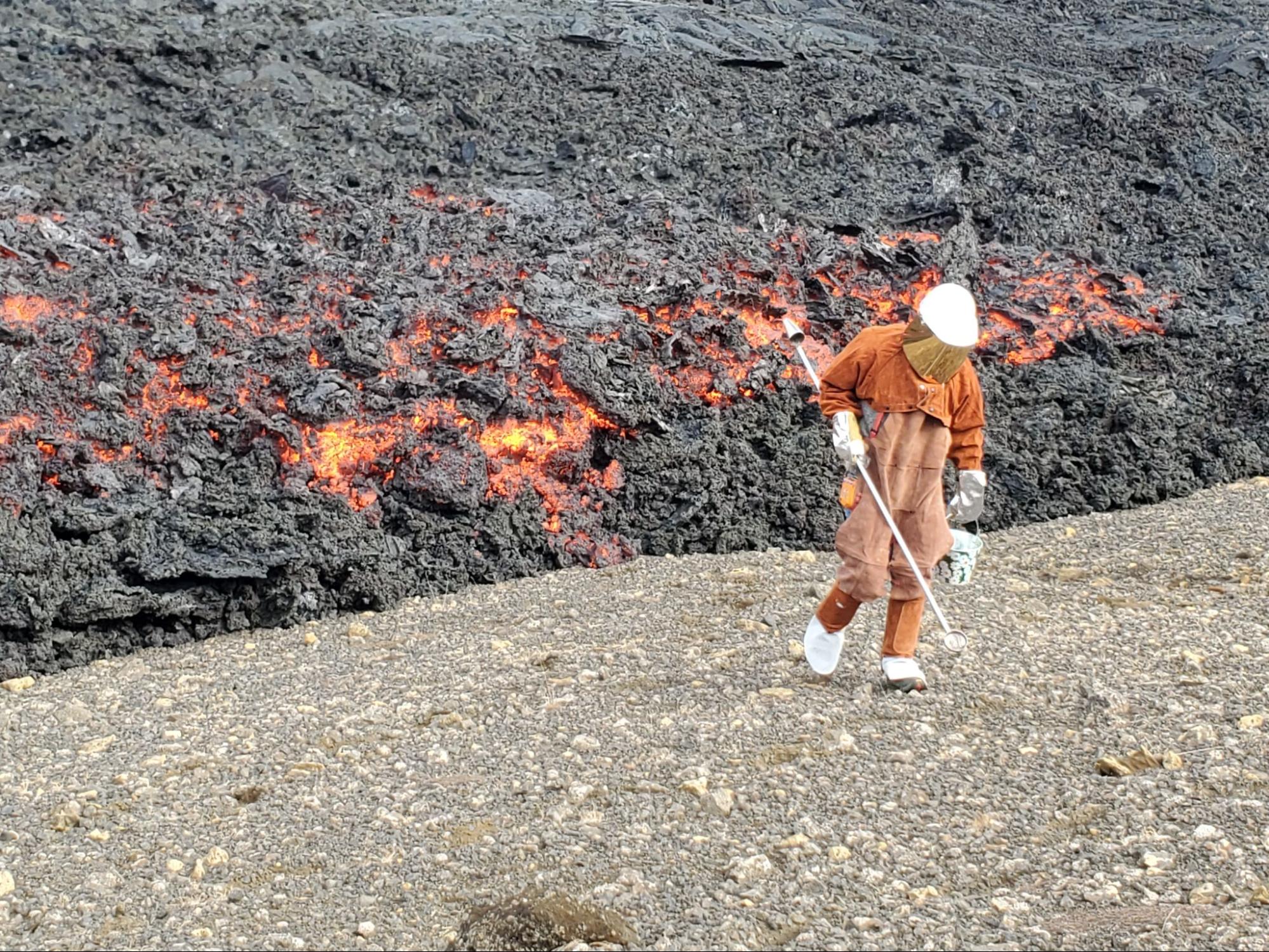 Вулканолог это. Лава (вулканология). Лава под землей. Вулканолог профессия. Застывшая лава в Армении.