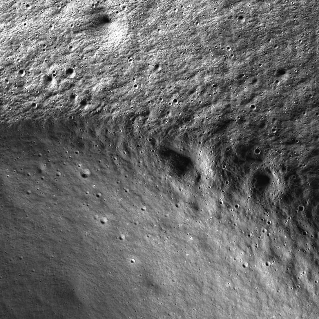Кратер Шеклтон на Луне. Поверхность Луны фото. Кратеры на Луне фото. Снимки NASA Луна. Луна поверхность кратеры