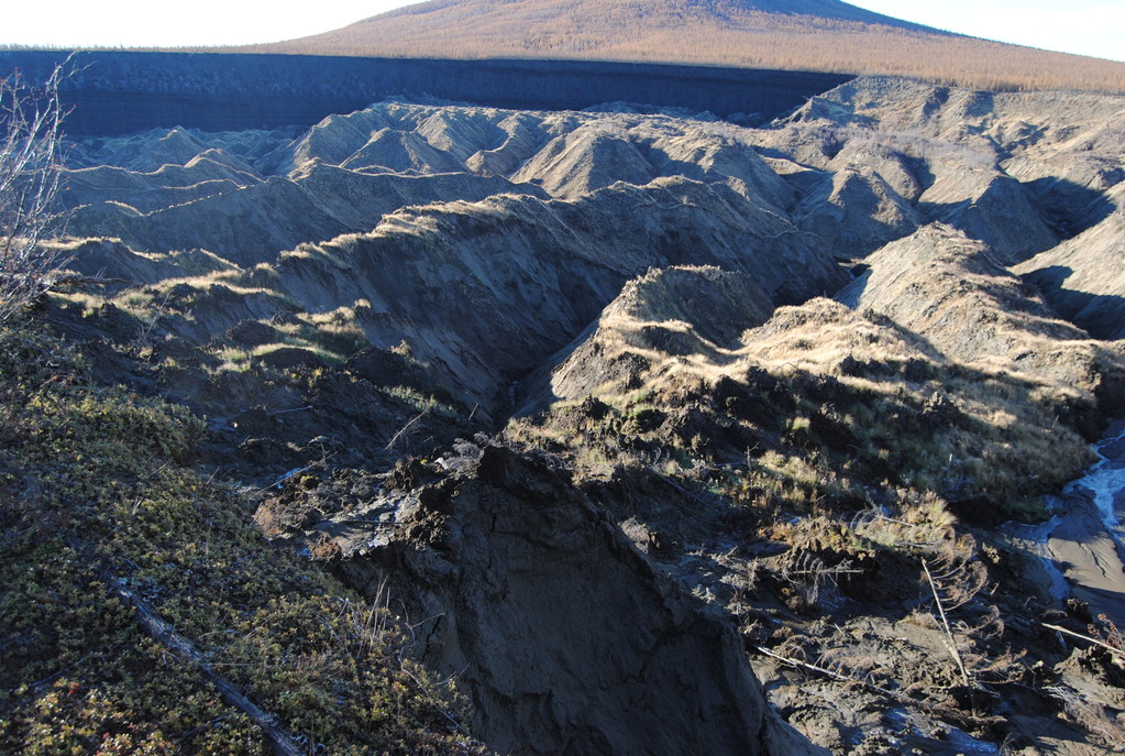 Батагайка. Батагайская термокарстовая котловина. Батагай кратер. Сибирский кратер Батагайка. Батагайский разлом Якутия.